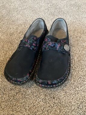 Alegria PG Lite Women Shoe Dena SZ 38/7.5  Floral Slip On Clogs Black Leather